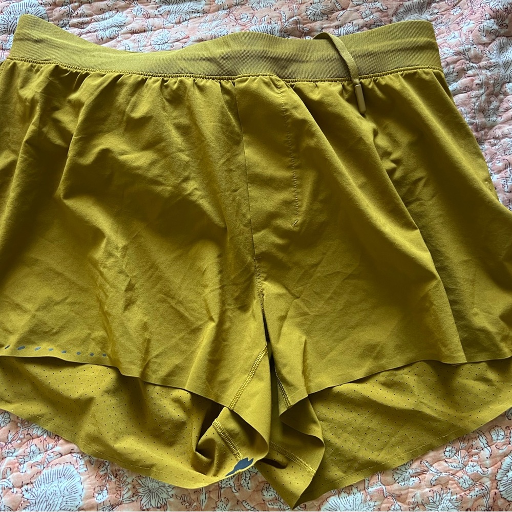 Lululemon mens short running short gold color medium lightly worn